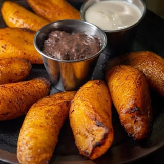 Platanos Fritos Con Crema Y Frijoles